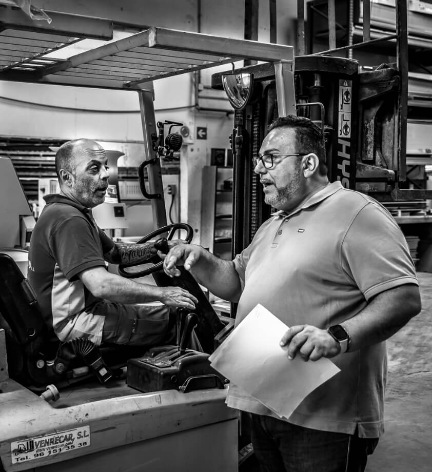 Juan Carlos hablando con un empleado que esta trabajando