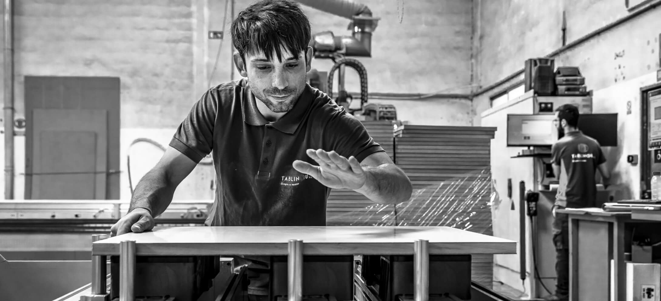 Chico trabajando con madera